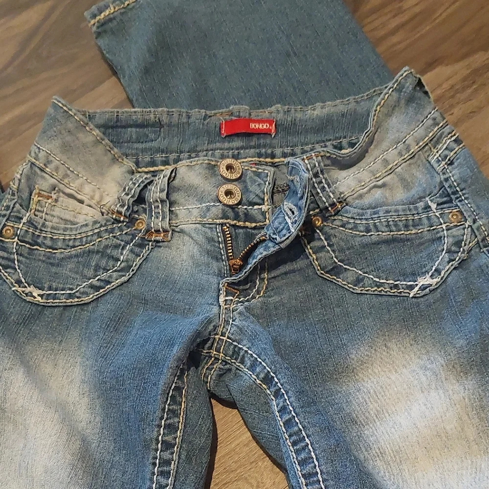 BONGO Junior's Size 1 Classic Low Rise Faded Blue Boot Cut Jeans - Picture 4 of 6